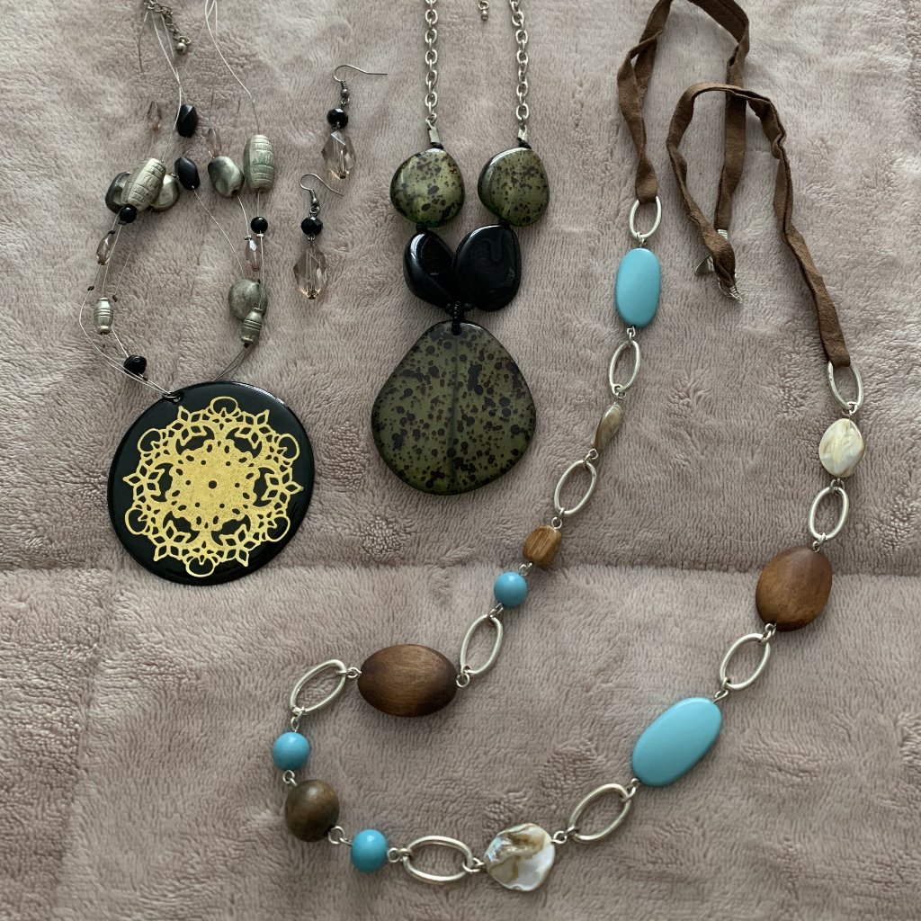 3 Necklaces - 1pr Earrings 12$